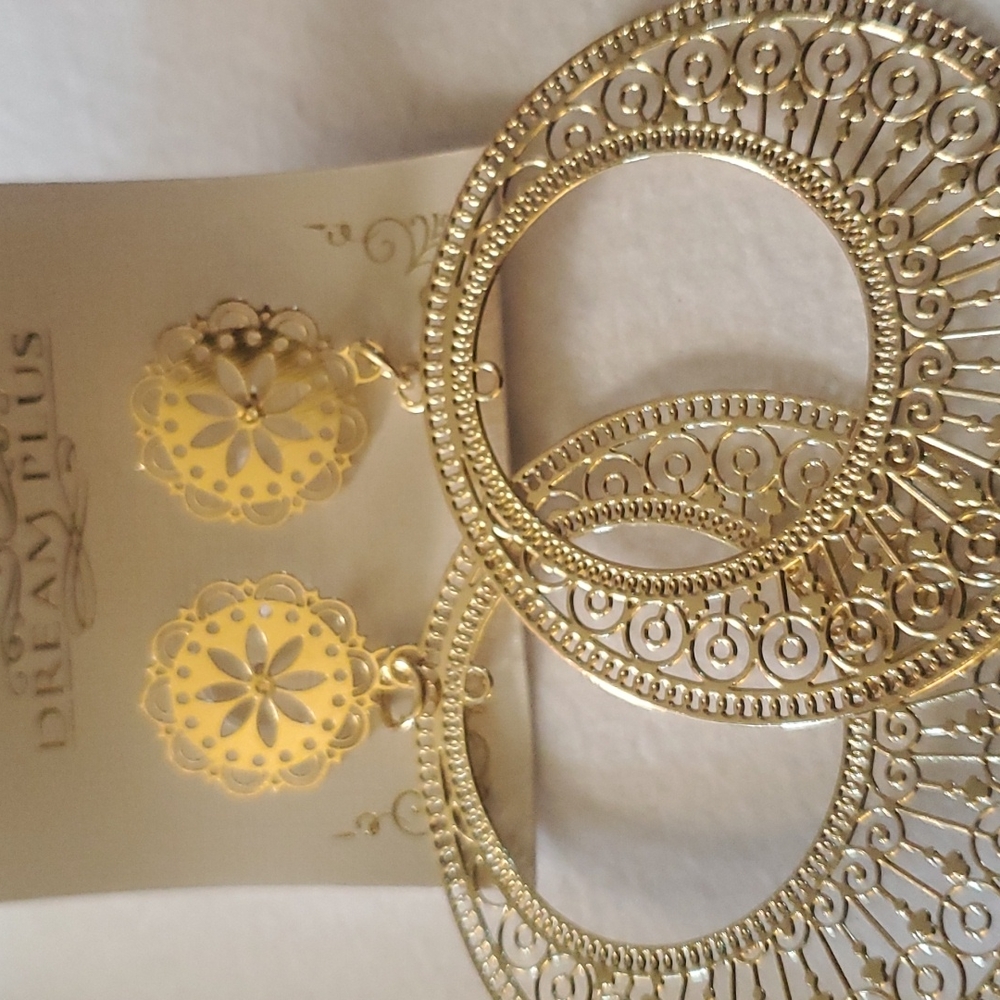 Buy 1 get 1 free. New beautiful fashion earrings - Picture 2 of 3